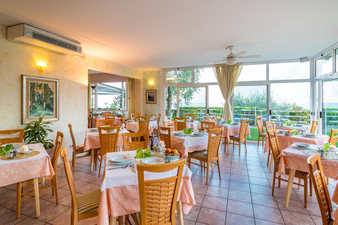 Hotel Riviera Panoramic Green Resort Лимоне сул Гарда Екстериор снимка