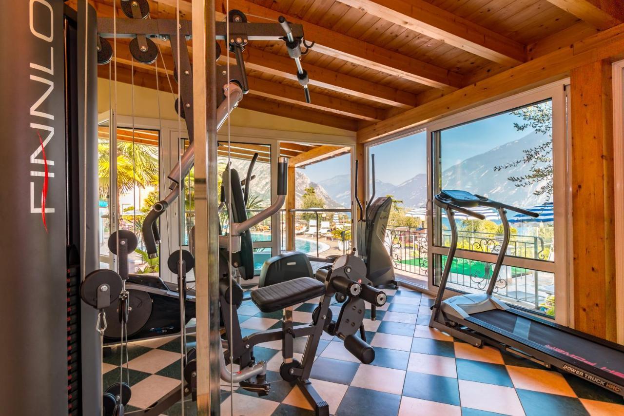 Hotel Riviera Panoramic Green Resort Лимоне сул Гарда Екстериор снимка