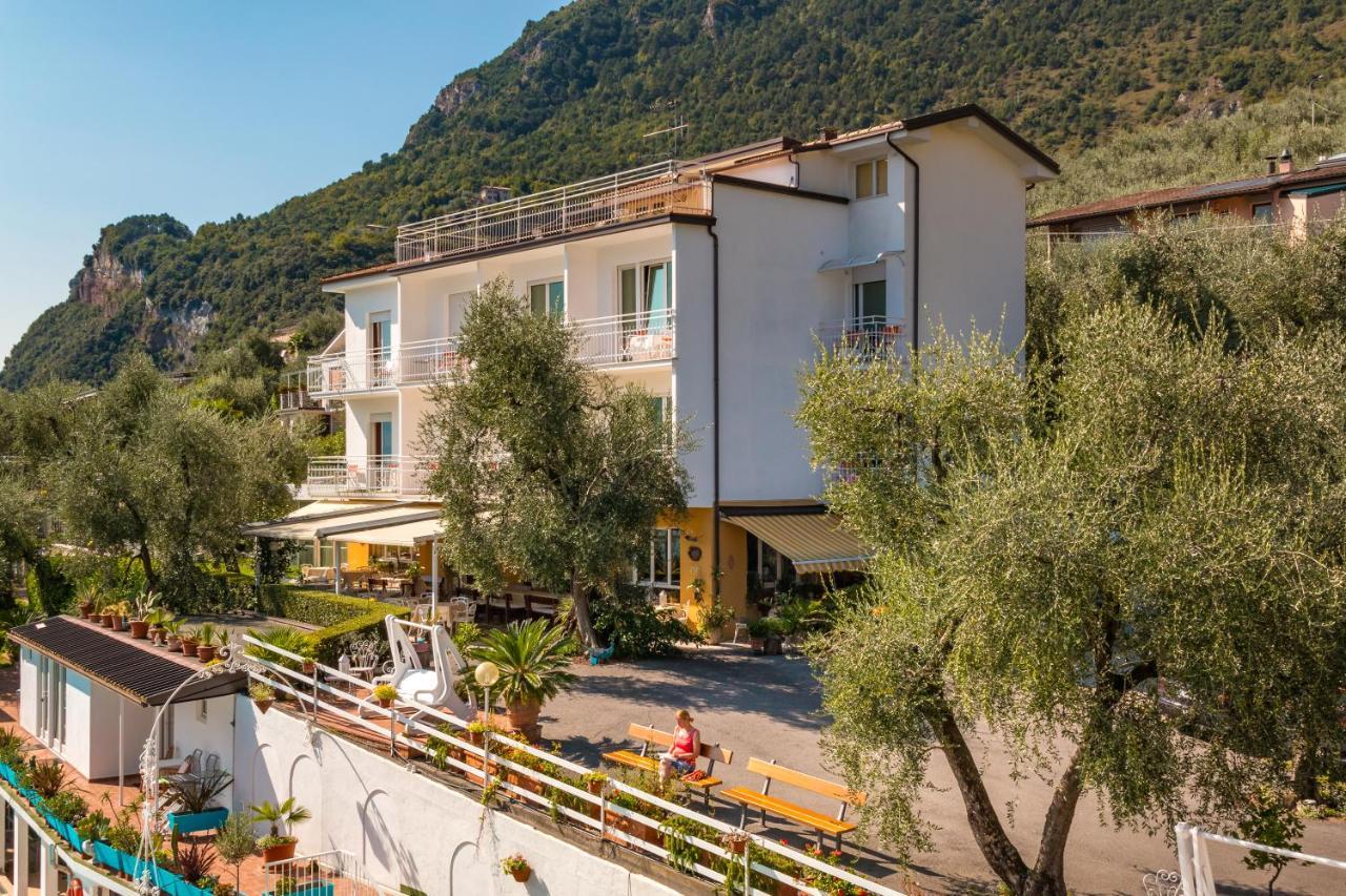 Hotel Riviera Panoramic Green Resort Лимоне сул Гарда Екстериор снимка