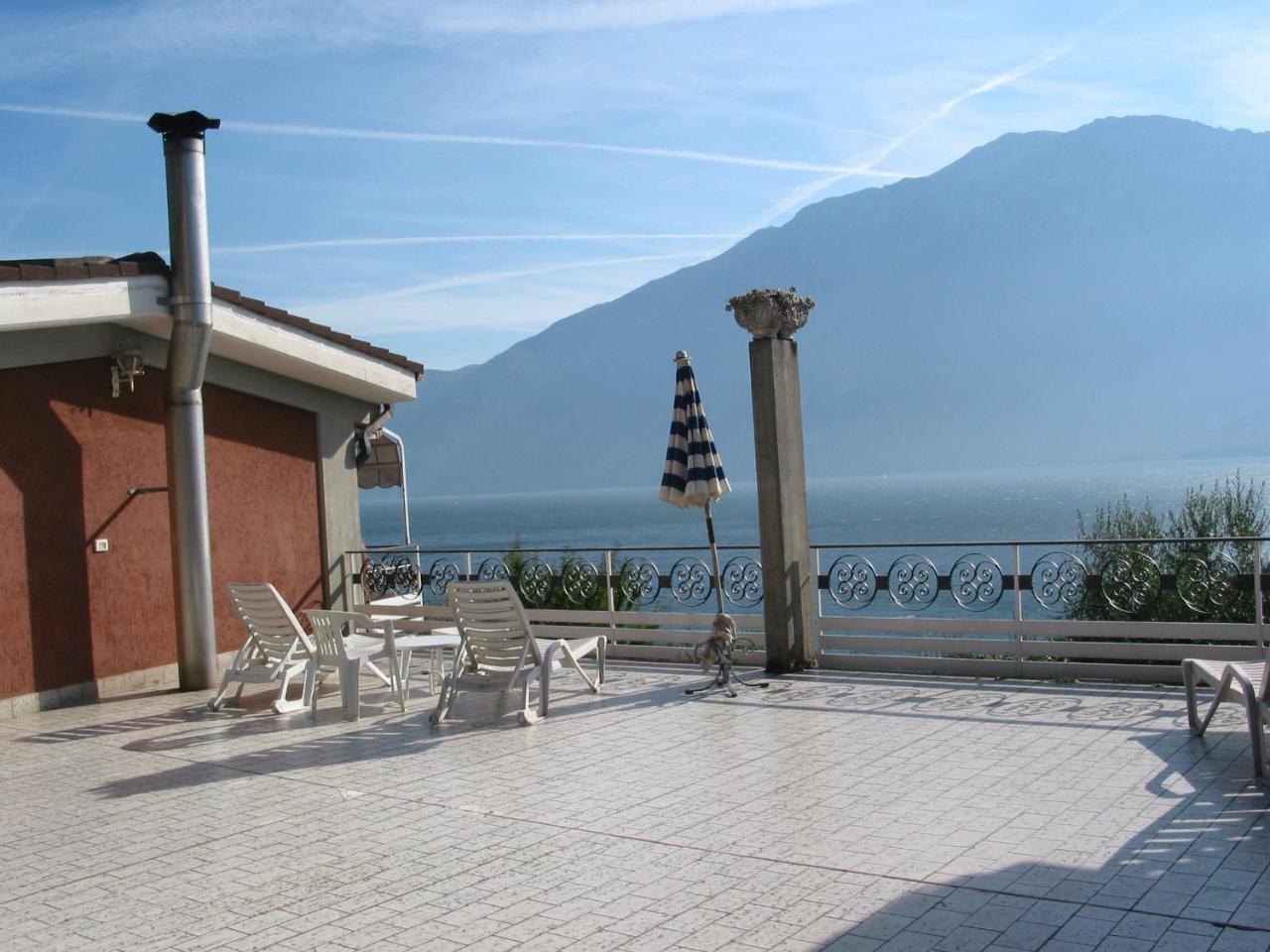 Hotel Riviera Panoramic Green Resort Лимоне сул Гарда Екстериор снимка