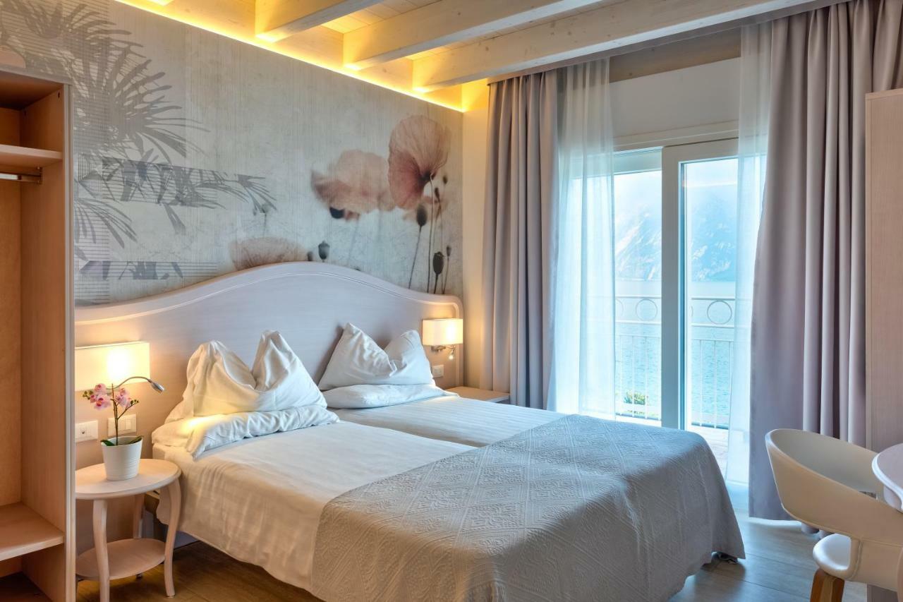 Hotel Riviera Panoramic Green Resort Лимоне сул Гарда Екстериор снимка