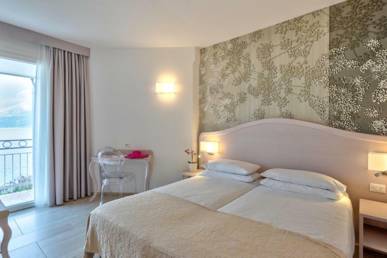 Hotel Riviera Panoramic Green Resort Лимоне сул Гарда Екстериор снимка