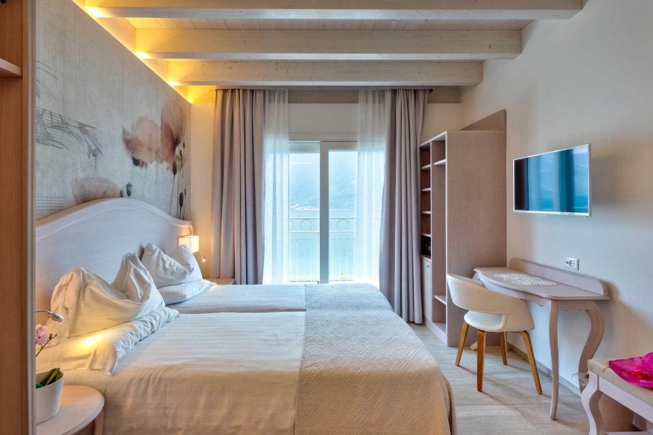Hotel Riviera Panoramic Green Resort Лимоне сул Гарда Екстериор снимка