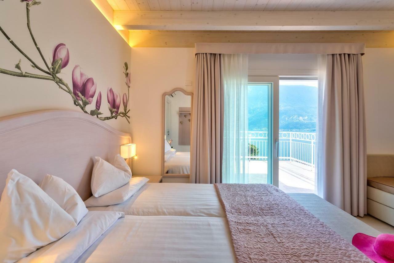 Hotel Riviera Panoramic Green Resort Лимоне сул Гарда Екстериор снимка