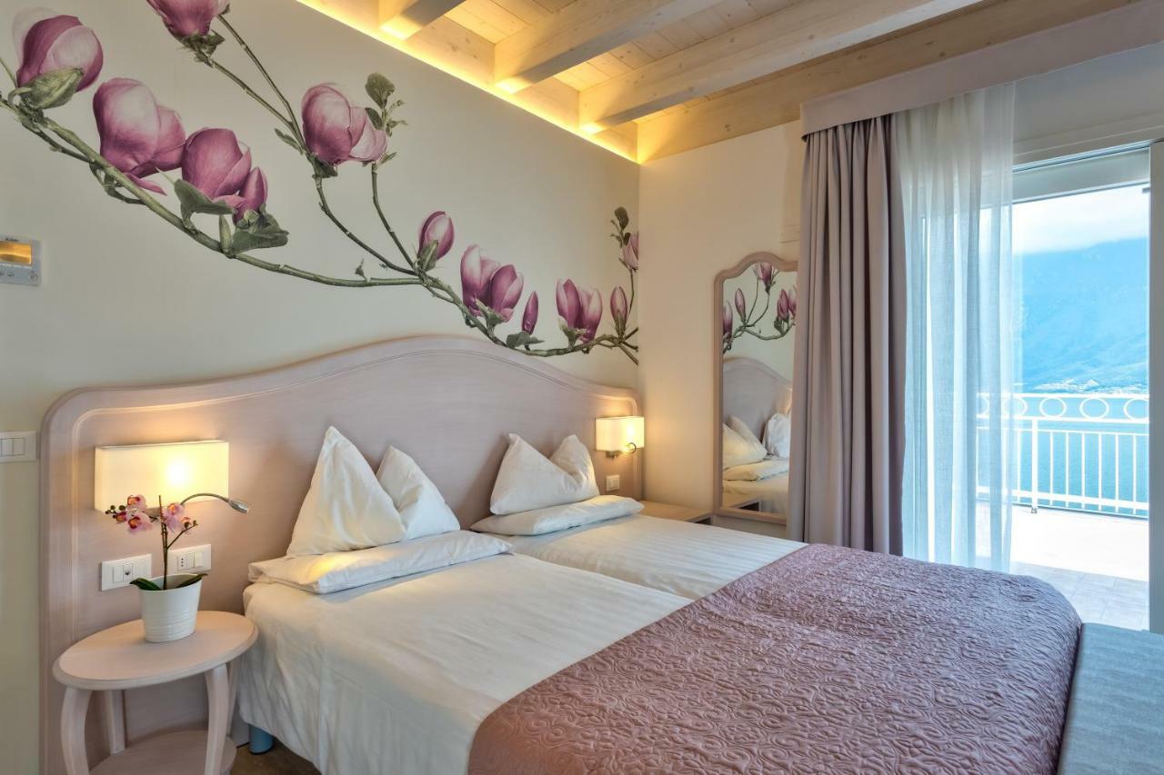 Hotel Riviera Panoramic Green Resort Лимоне сул Гарда Екстериор снимка