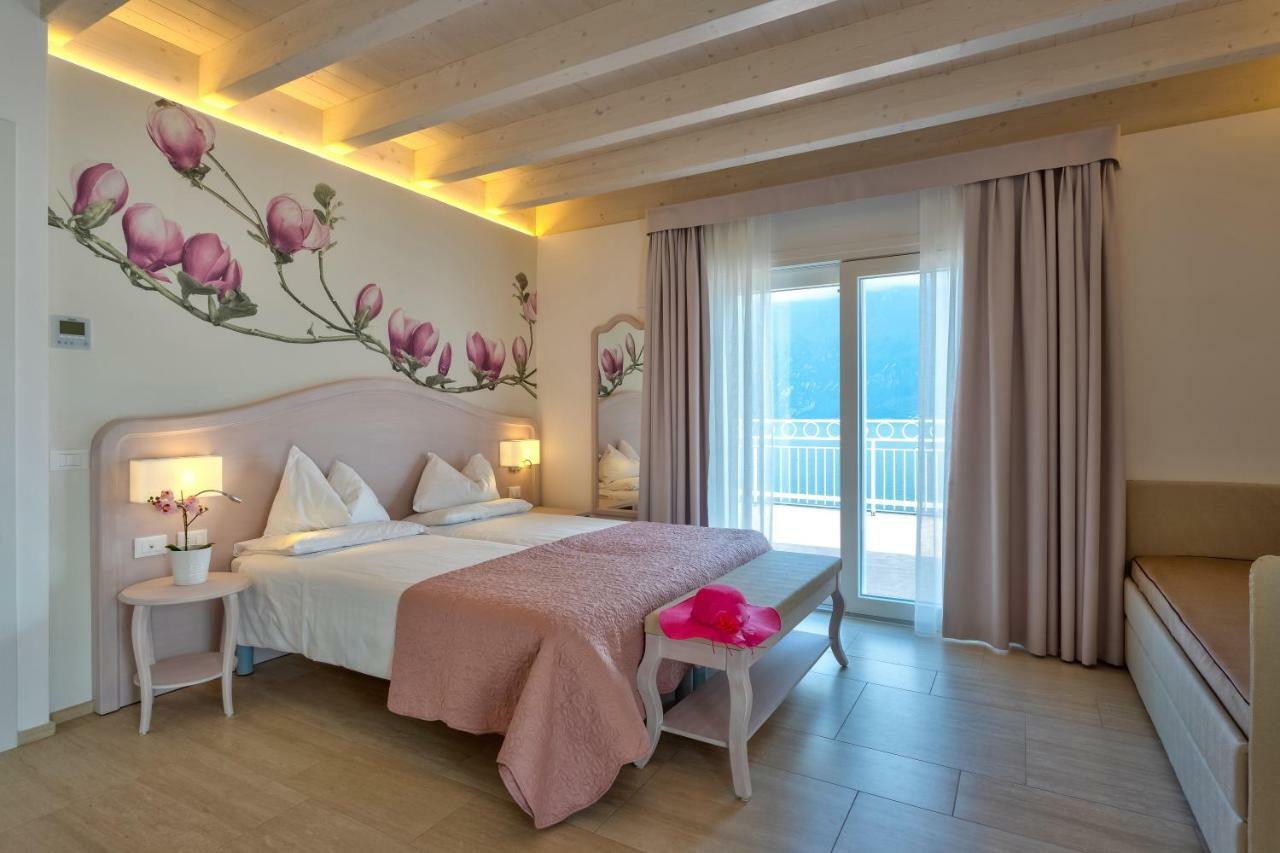 Hotel Riviera Panoramic Green Resort Лимоне сул Гарда Екстериор снимка